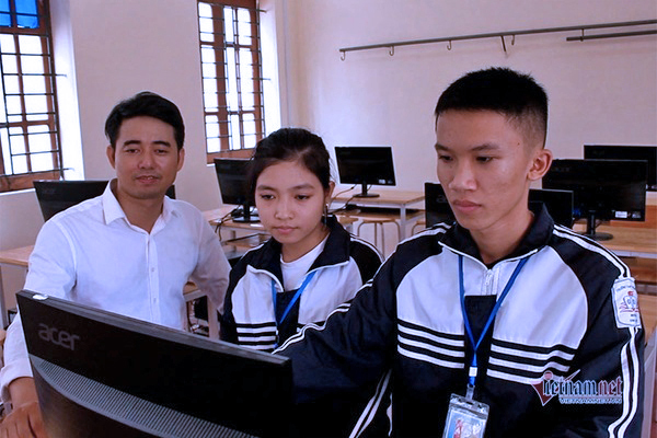 Hai học sinh sáng tạo phần mềm vào điểm bằng giọng nói