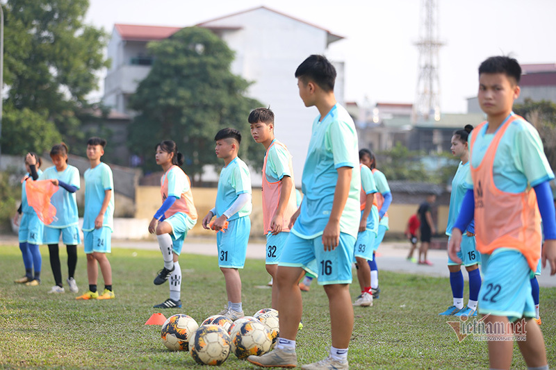 Cầu thủ bỏ đi làm công nhân, chỉ mong giấc mơ không tắt...