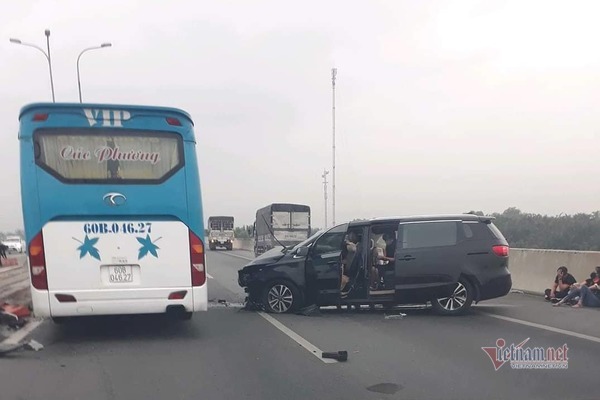 Ô tô đâm dải phân cách trên cao tốc Long Thành, 3 người bị thương