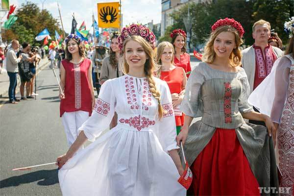Thiếu nữ Belarus đẹp hút hồn trong trang phục dân tộc