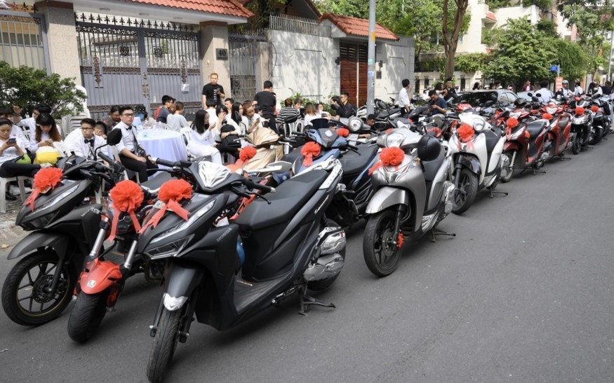 Chú rể ăn chanh, xe cổ và những điều đặc biệt trong lễ rước dâu của Đông Nhi, Ông Cao Thắng