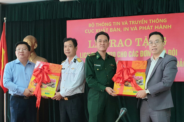 Bộ Thông tin và Truyền thông trao tặng 3.000 lịch blốc cho lực lượng vũ trang