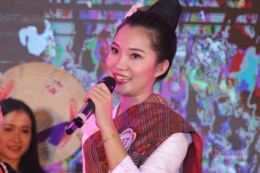 Xem sinh viên Lào hát, đọc thơ bằng tiếng Việt như gió