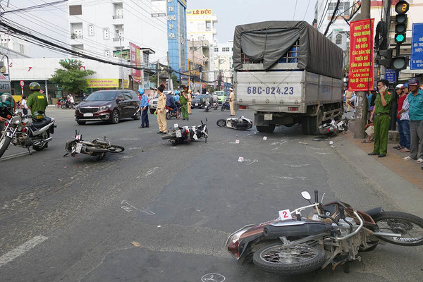 Xe tải tông cả loạt xe máy dừng đèn đỏ ở An Giang, nhiều người bị thương