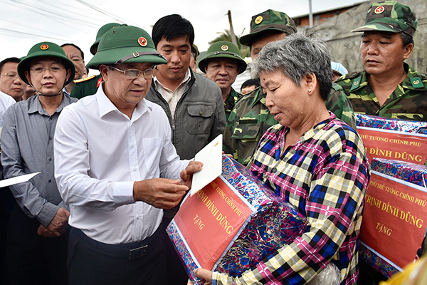 Phó Thủ tướng Trịnh Đình Dũng kiểm tra công tác ứng phó bão