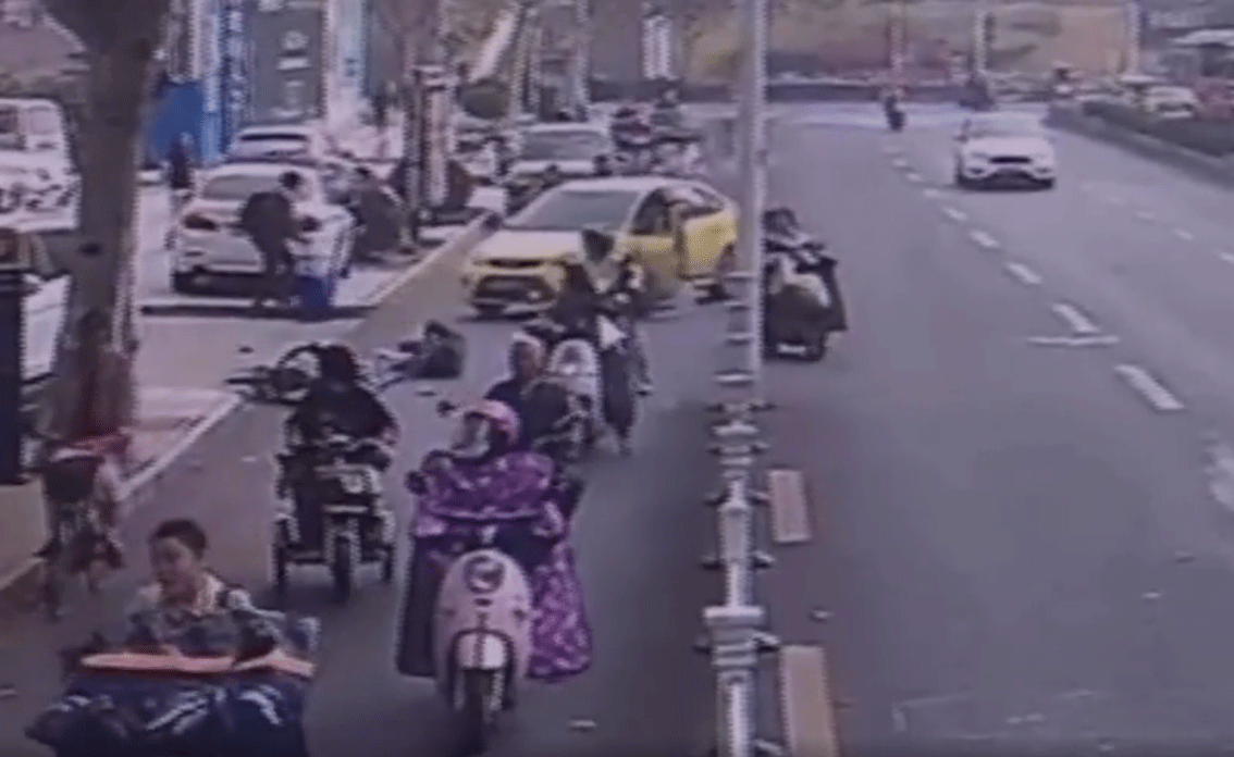 Nhấn nhầm chân ga, nữ tài xế gây họa