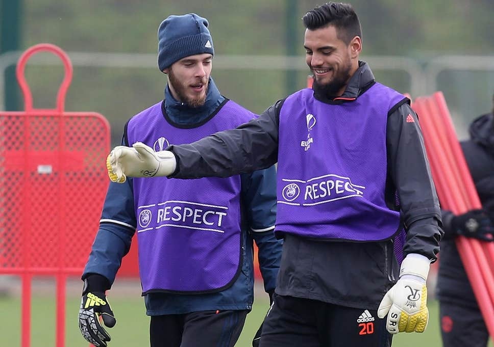 MU khó nghĩ, giật mình Romero áp đảo De Gea