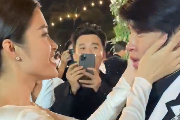 Noo Phước Thịnh ôm Đông Nhi khóc nức nở trong đám cưới