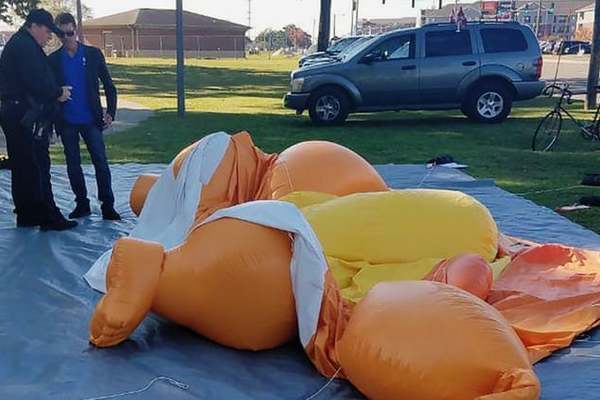 Bóng bay hình nộm 'Em bé Trump' bị đâm nát, xì hơi