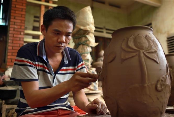 Artisan long for preserving Huong Canh pottery craft