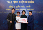 Lê Việt Anh và Giao Linh đại diện trao gần 400 triệu đồng cho quỹ từ thiện