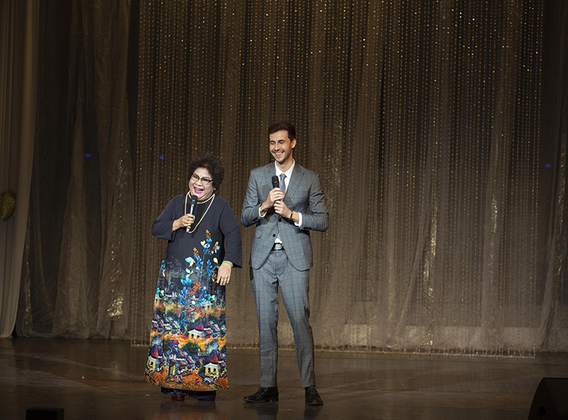 Thầy giáo Tây hát nhạc Lam Phương khiến khán giả thích thú