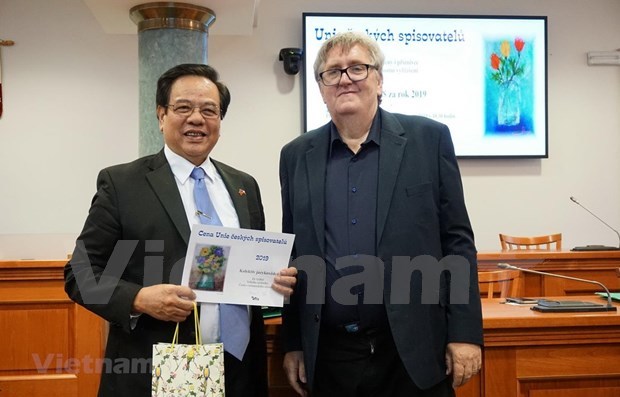 Czech-Vietnamese encyclopaedia wins Czech literature award