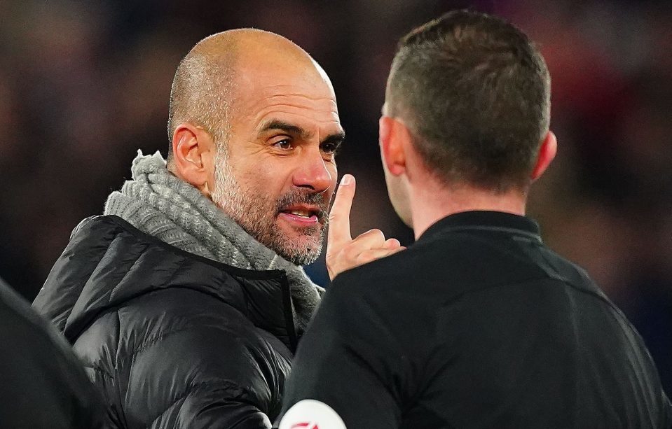 Guardiola nổi điên vì Man City bị 
