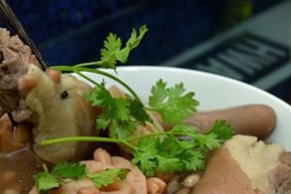 Đuôi lợn hầm củ sen bổ dưỡng