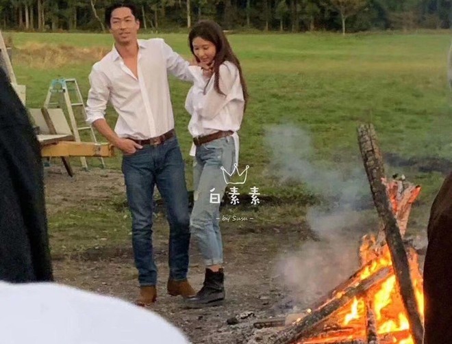 Lâm Chí Linh và bạn trai người Nhật mặc sơ mi, quần jean chụp ảnh cưới