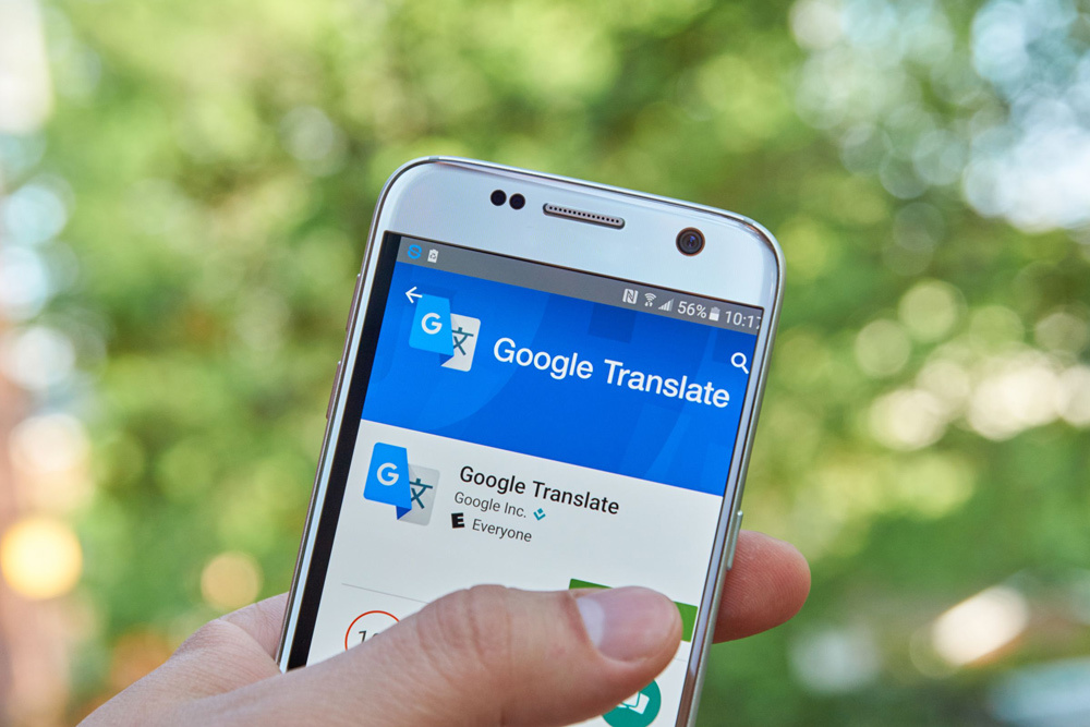 Google Translate có sẵn cho cả Android và iOS, là ứng dụng dịch ngôn ngữ đáng tin cậy với nhiều tính năng tiện ích. Ngoài dịch văn bản và giọng nói, ứng dụng còn có thể dịch qua máy ảnh để giúp bạn giải quyết các tình huống giao tiếp trong thời gian ngắn đồng thời hình ảnh còn sắc nét hơn khi dùng trên điện thoại.