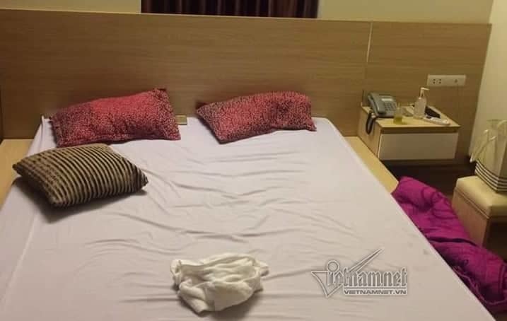 Lén lút làm nghề mát xa cho quý bà, chồng hốt hoảng gặp vợ trong nhà nghỉ