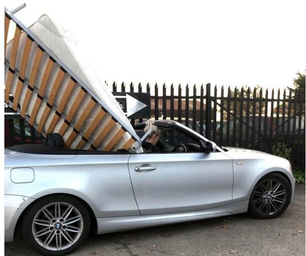 Lái mui trần BMW vận chuyển giường nệm, tài xế bị bắt