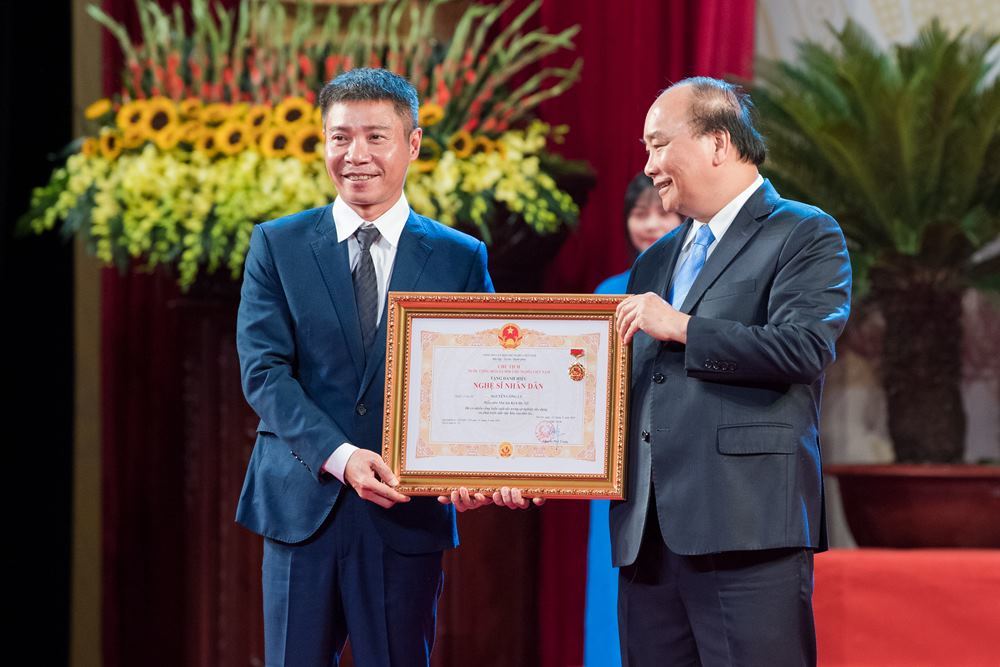 Nghe VietNamNet: NSND Lê Tiến Thọ: 'Nhiều huy chương, giá trị danh hiệu càng hạ xuống'