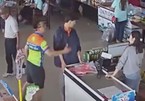 Con trai lấy đồ không trả tiền, bố đánh nhân viên cửa hàng