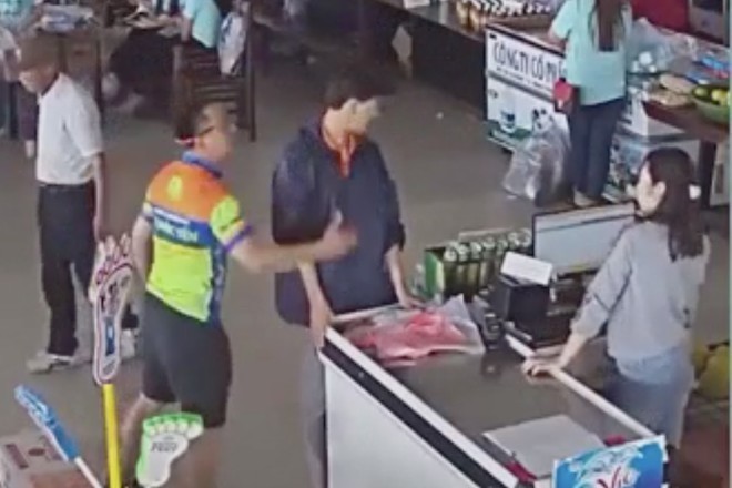 Con trai lấy đồ không trả tiền, bố đánh nhân viên cửa hàng