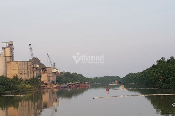 Nghe VietNamNet: Bục đường ống ở công ty xi măng Chinfon Hải Phòng, 7 khối dầu tràn ra sông