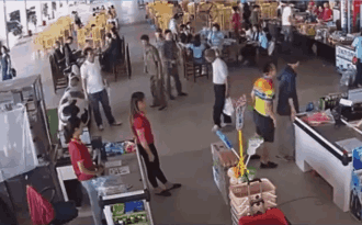 Đình chỉ thượng úy công an ném xúc xích vào mặt nữ nhân viên trạm dừng nghỉ