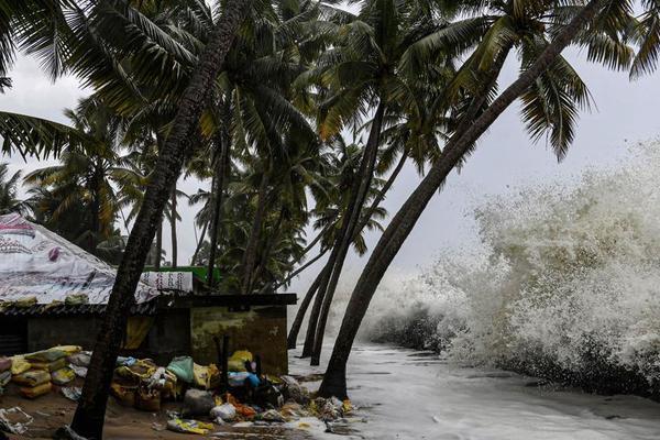 Lốc xoáy kinh hoàng tàn phá Ấn Độ và Bangladesh