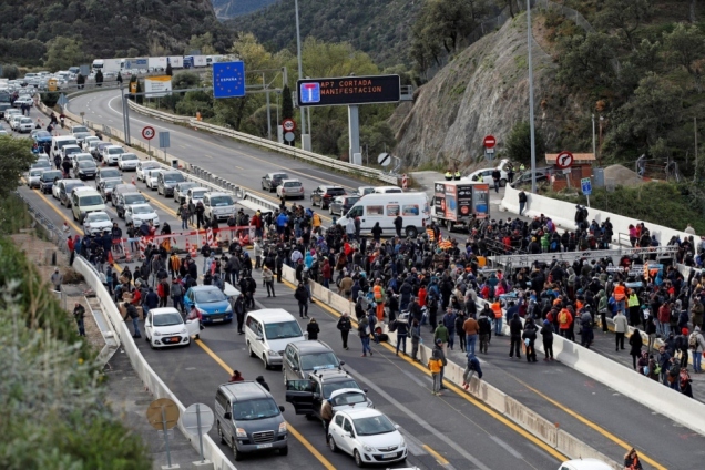 Người biểu tình gây nghẽn cao tốc nối Pháp và Tây Ban Nha