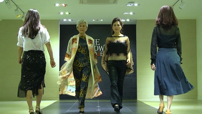 Người Hàn Quốc ngoài 60 tuổi học catwalk, ước mơ làm người mẫu