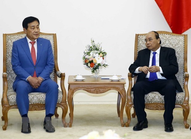 Prime Minister Nguyen Xuan Phuc greets Chairman of Hana Financial Group Inc.