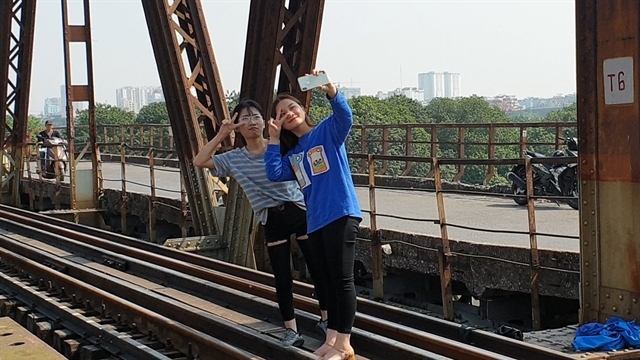 Selfie seekers change tracks to Hanoi's Long Bien Bridge