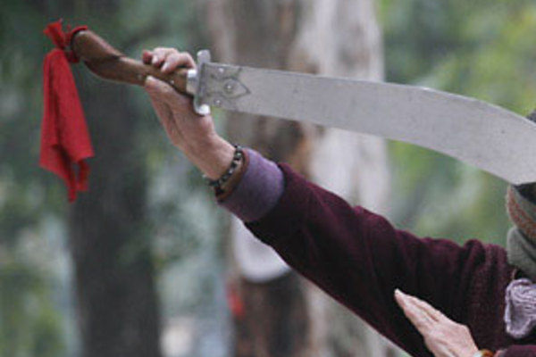 Người phụ nữ ở Lào Cai 'múa dao' khiến 1 người chết, gây tranh cãi