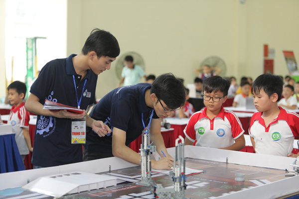 Students program robots to pick up fruit, sow seeds
