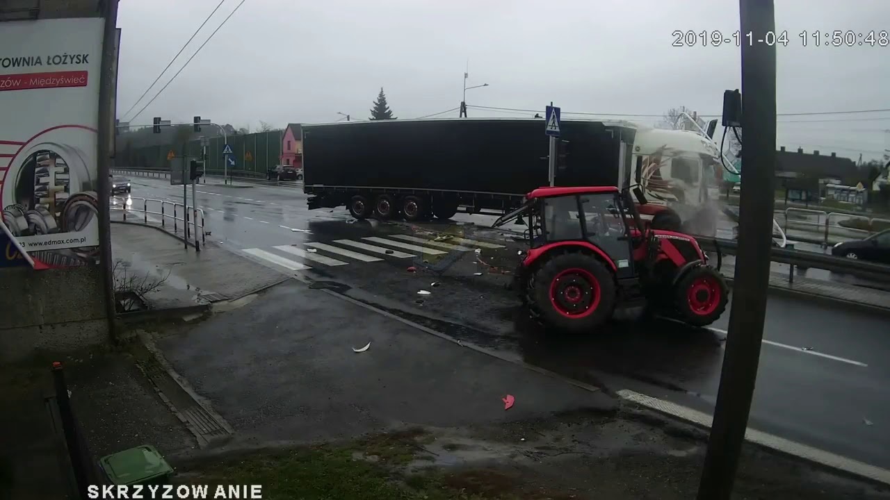 Sang đường ẩu, xe máy kéo bị container tông vỡ nát