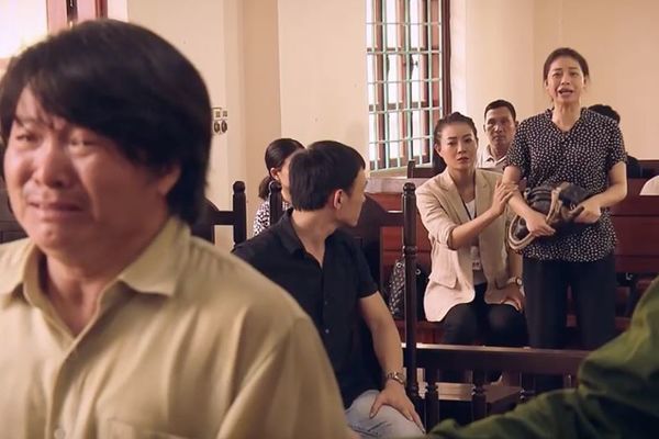 'Sinh tử' tập 8, Phiên toà náo loạn vì vợ Tỵ hét lên là bị lừa, nhắn chồng không nhận tội