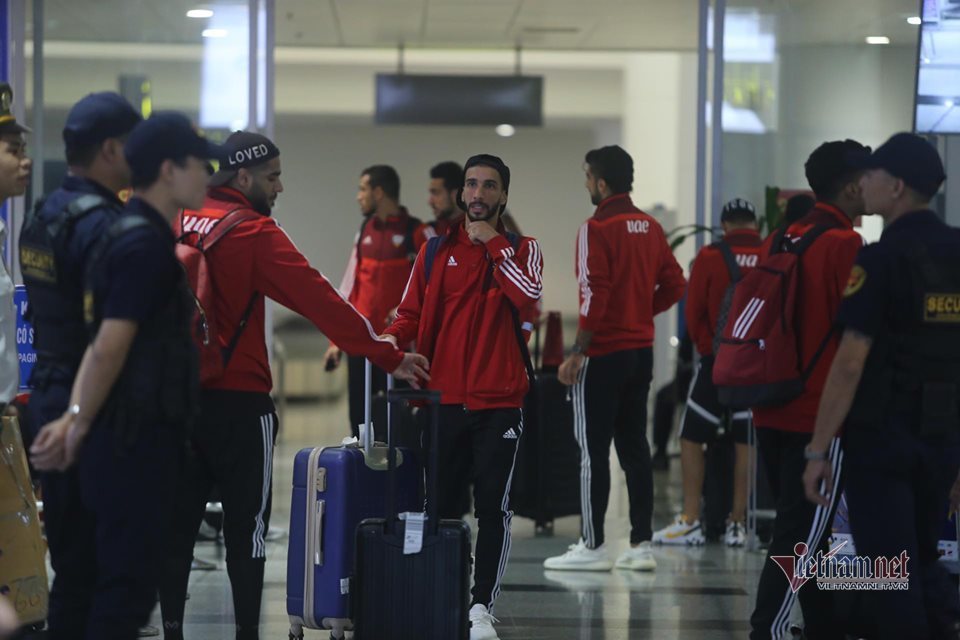 UAE đổ bộ tới Hà Nội lúc nửa đêm chờ đấu tuyển Việt Nam