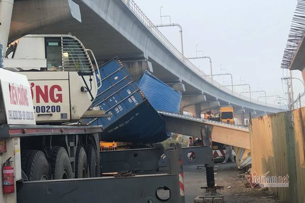 Cầu bộ hành bị sập ở Sài Gòn, bất ngờ chiều cao xe container