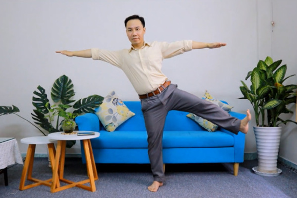 Thử thách đứng một chân kiểm tra nguy cơ đàn ông đột quỵ