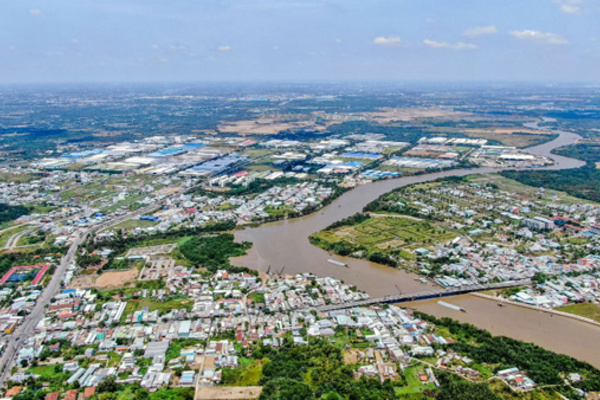 Sôi động nhà phố ven sông Cần Giuộc nhờ hạ tầng phát triển