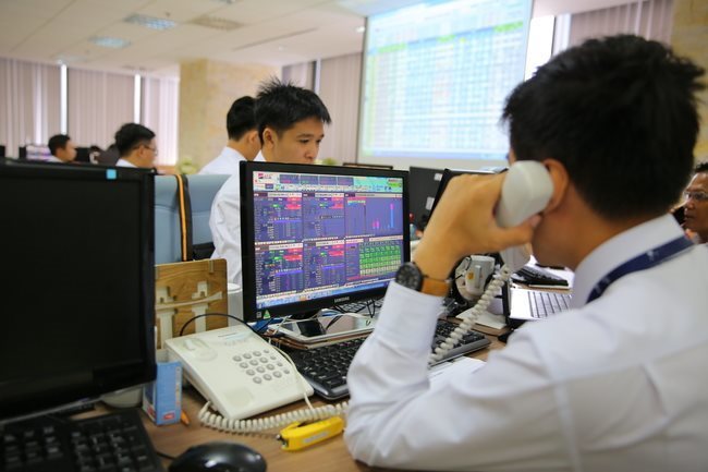 Foreigners offload VNM shares