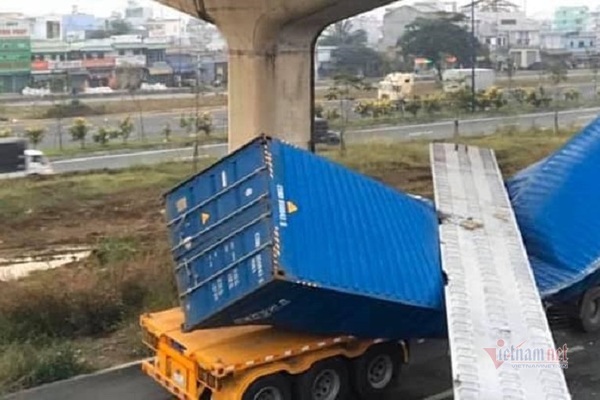 Vụ xe container kéo sập cầu bộ hành, hết độ cao giờ qua đo mặt đường