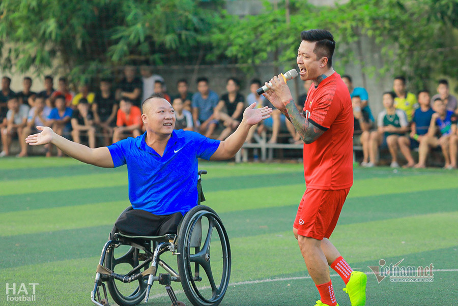 Tuấn Hưng đấu giá áo chữ ký cầu thủ ủng hộ vợ chồng VĐV khuyết tật Hồng Thức - Hồng Kiên