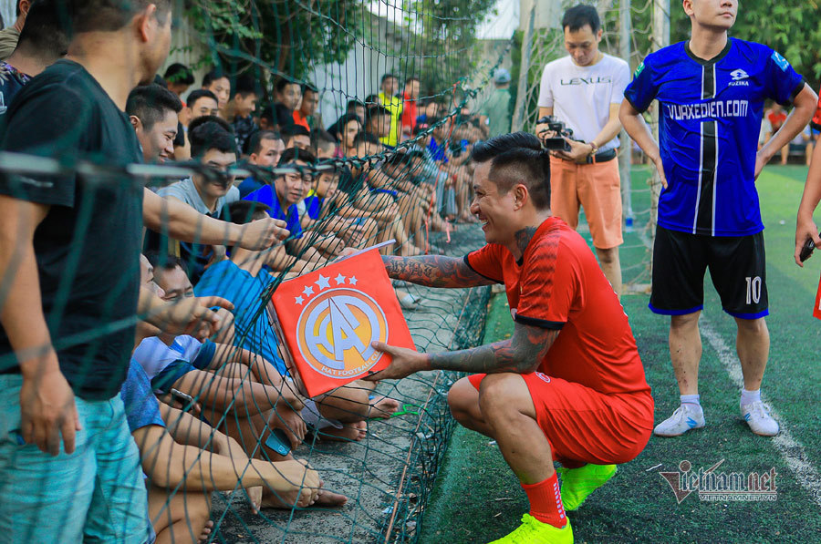 Tuấn Hưng đấu giá áo chữ ký cầu thủ ủng hộ vợ chồng VĐV khuyết tật Hồng Thức - Hồng Kiên