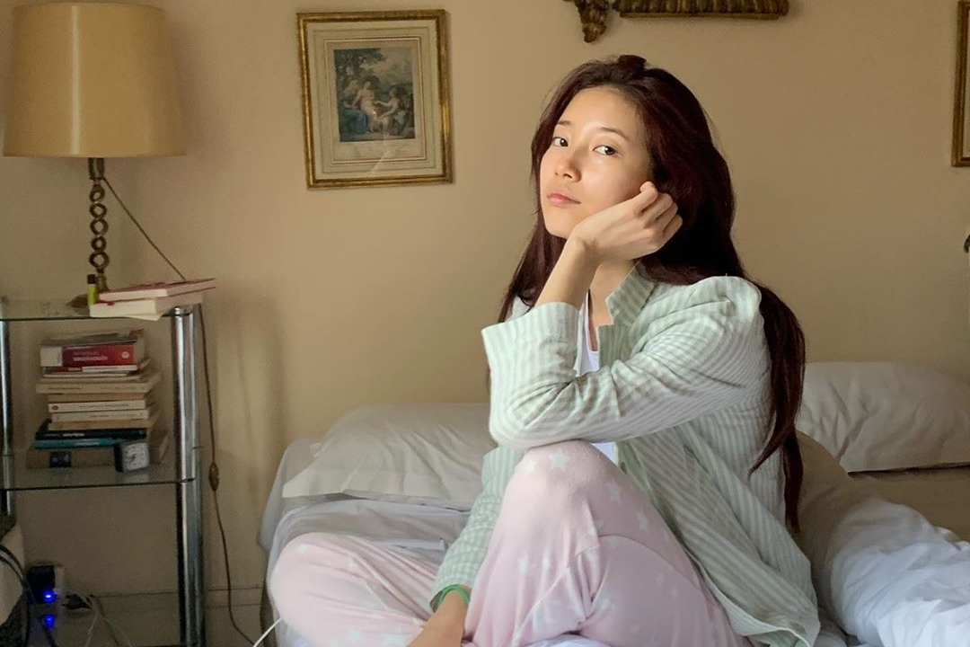 Suzy gây sốt với mặt mộc và pyjama đơn giản