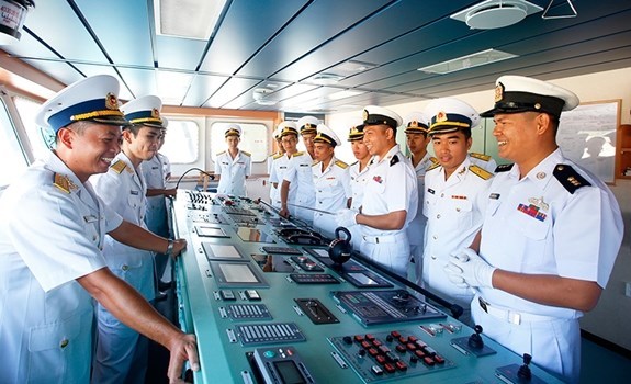 Myanmar’s naval vessel visits Vietnam