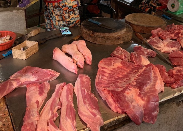 Tăng 'gấp', giá thịt lợn tại chợ đắt hơn cả thịt bò Mỹ