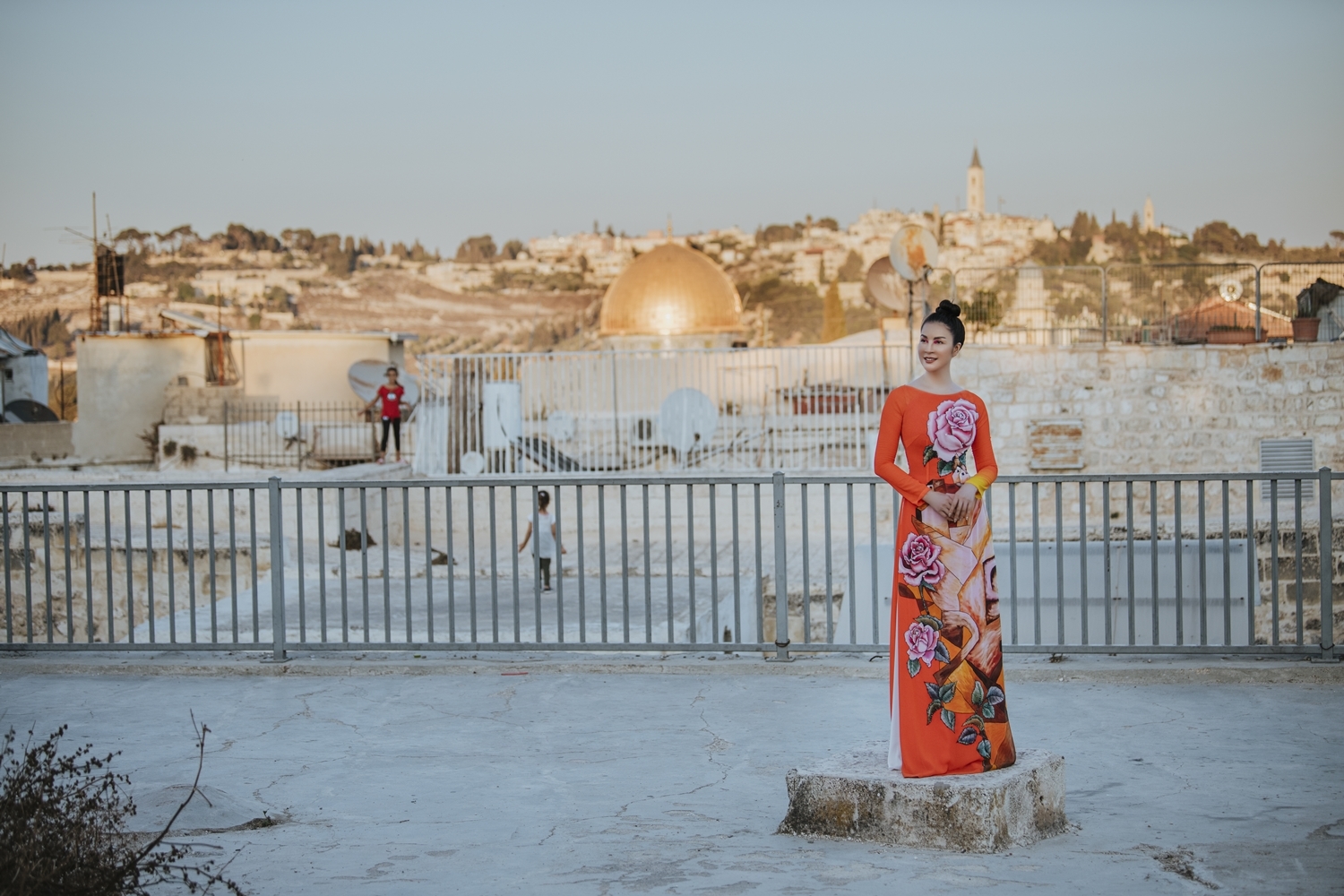 Thanh Mai diện áo dài dạo chơi ở Jerusalem