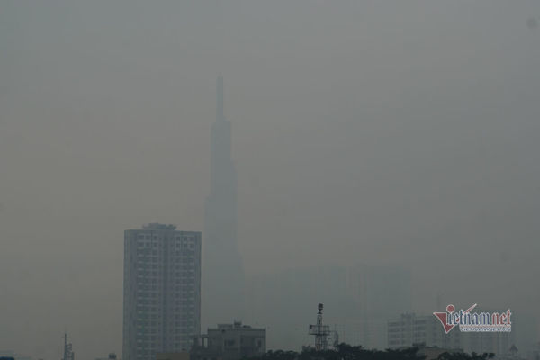 Sương mù kín đặc 'vây' Sài Gòn, báo động ô nhiễm ở mức nguy hiểm